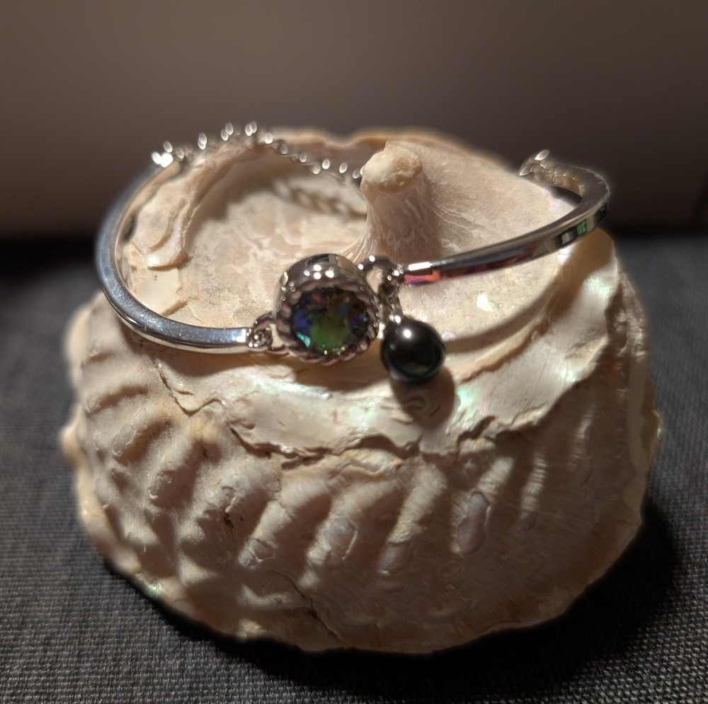 Vantel Pearls RETIRED Glacier's Light Adjustable Bracelet NWT With Black Pearl